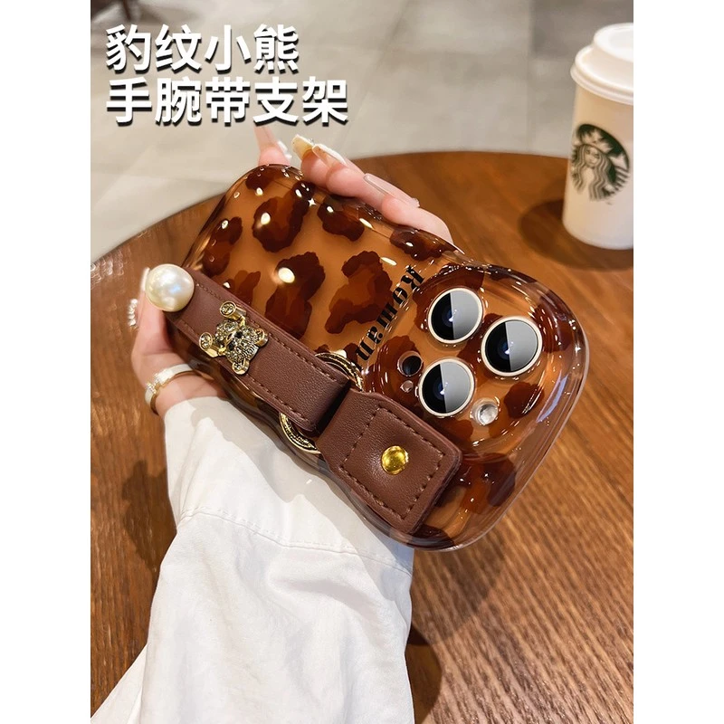 适合苹果15Promax手机壳新款iPhone 14小众高端豹纹熊腕带13硅胶