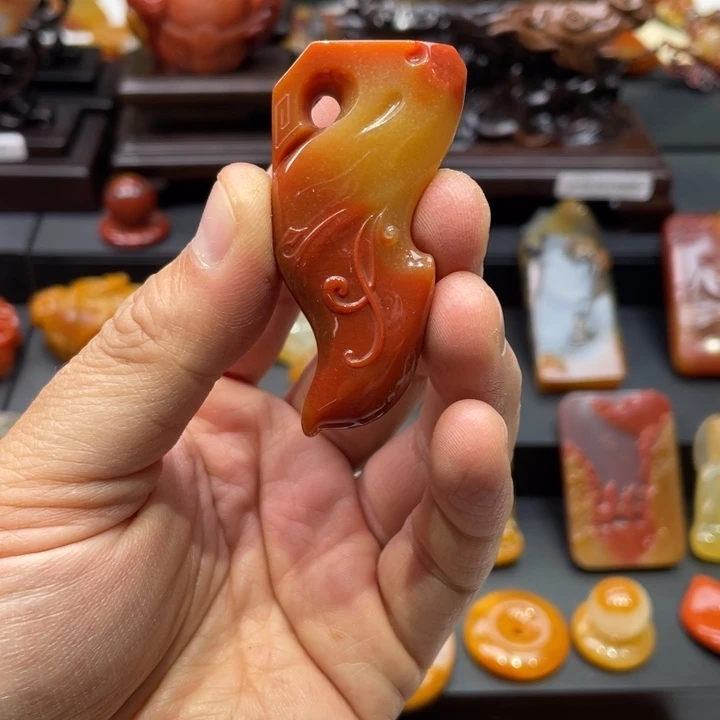 石英质玉（黄龙玉）未镶嵌颈饰仿古挂件