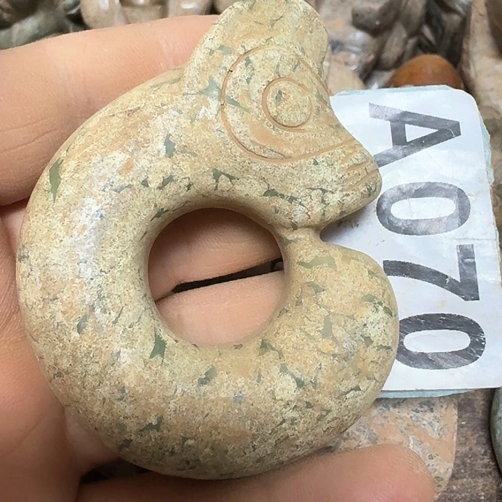 蛇纹石玉颈饰未镶嵌