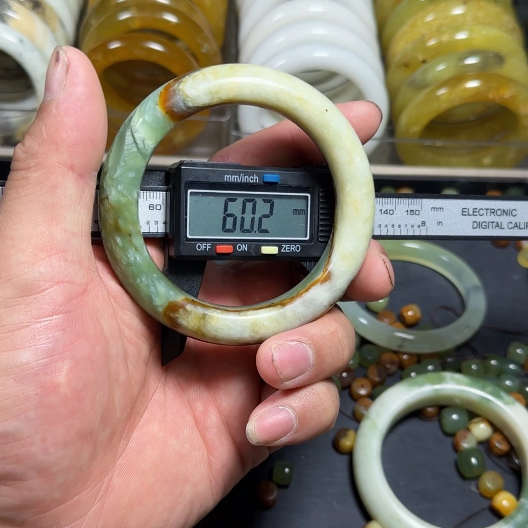 未镶嵌蛇纹石玉镯子