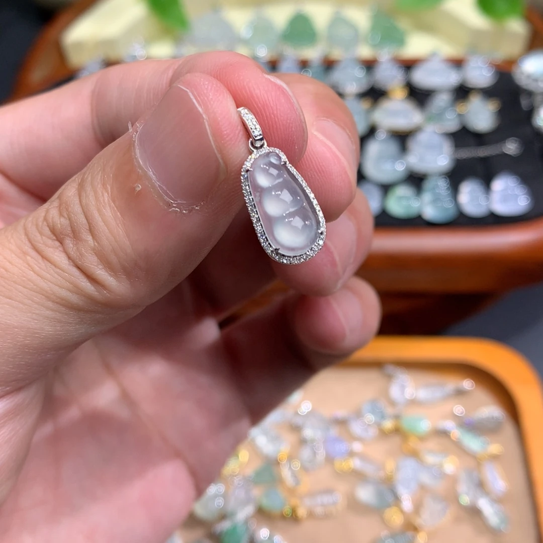 颈饰18K金镶嵌翡翠豆子