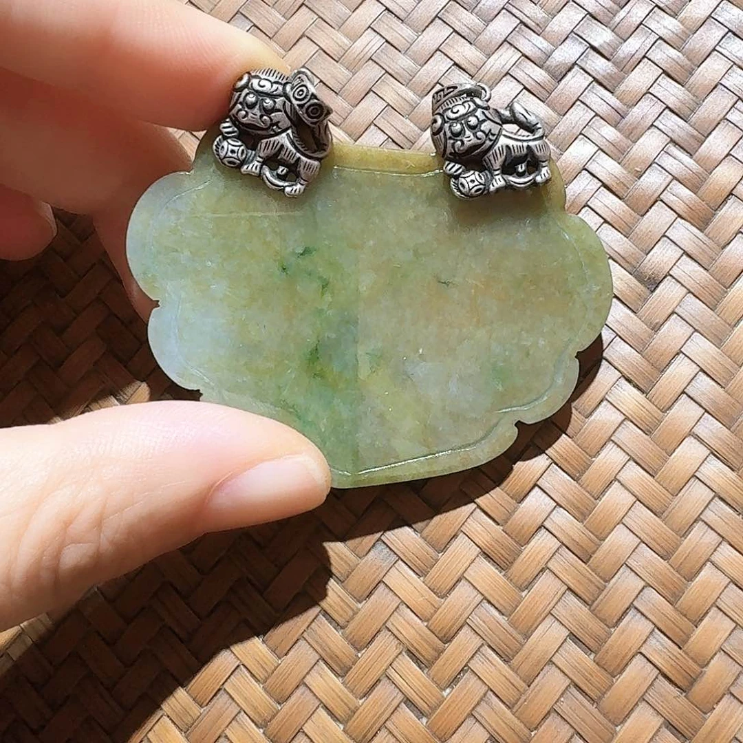 翡翠未镶嵌颈饰个性十足
