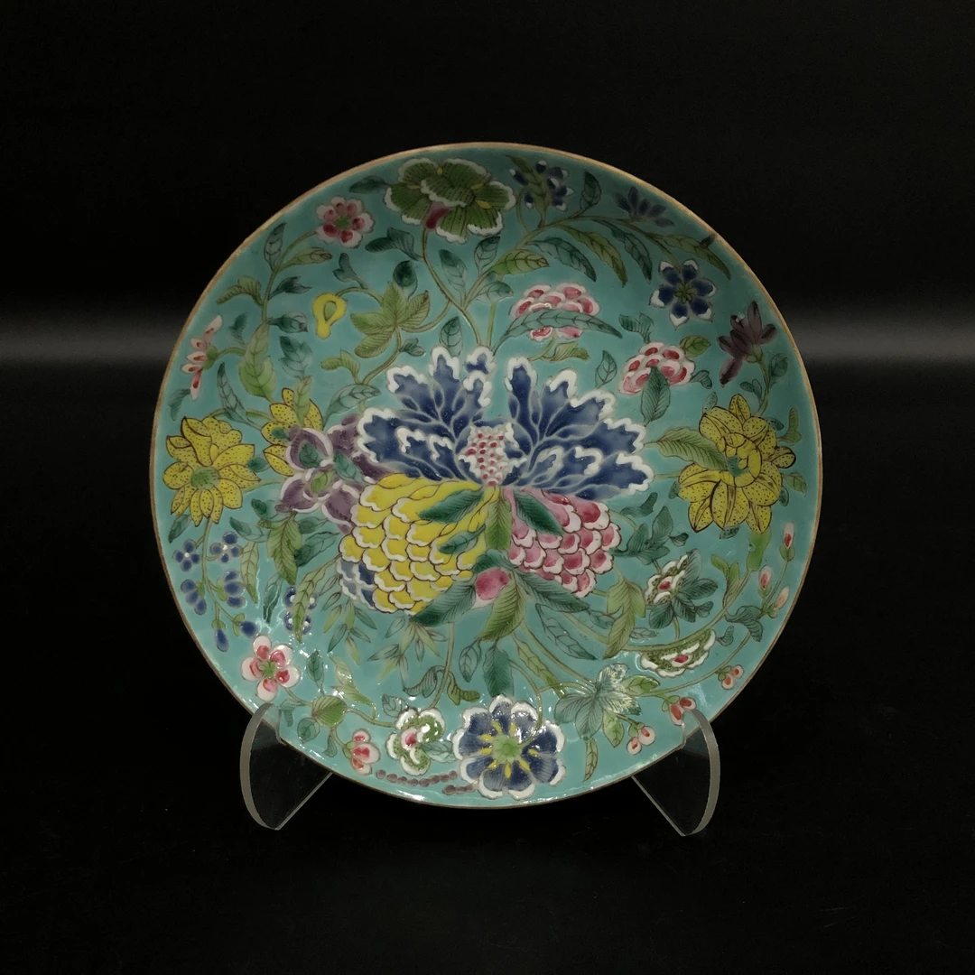 lot:26010336 清乾隆松石绿地粉彩花卉纹盘 直径15.1cm