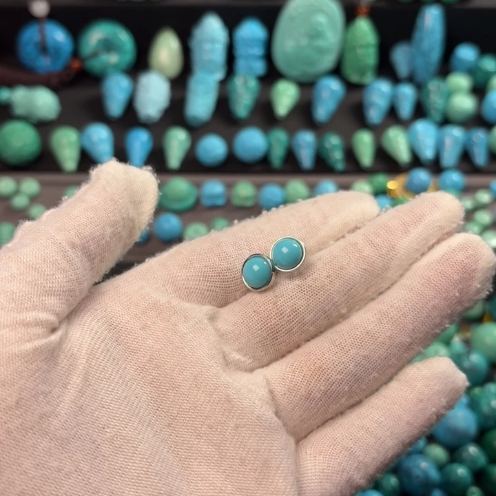 绿色系小耳钉一对……