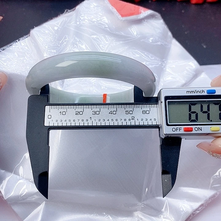 翡翠手镯未镶嵌271。 