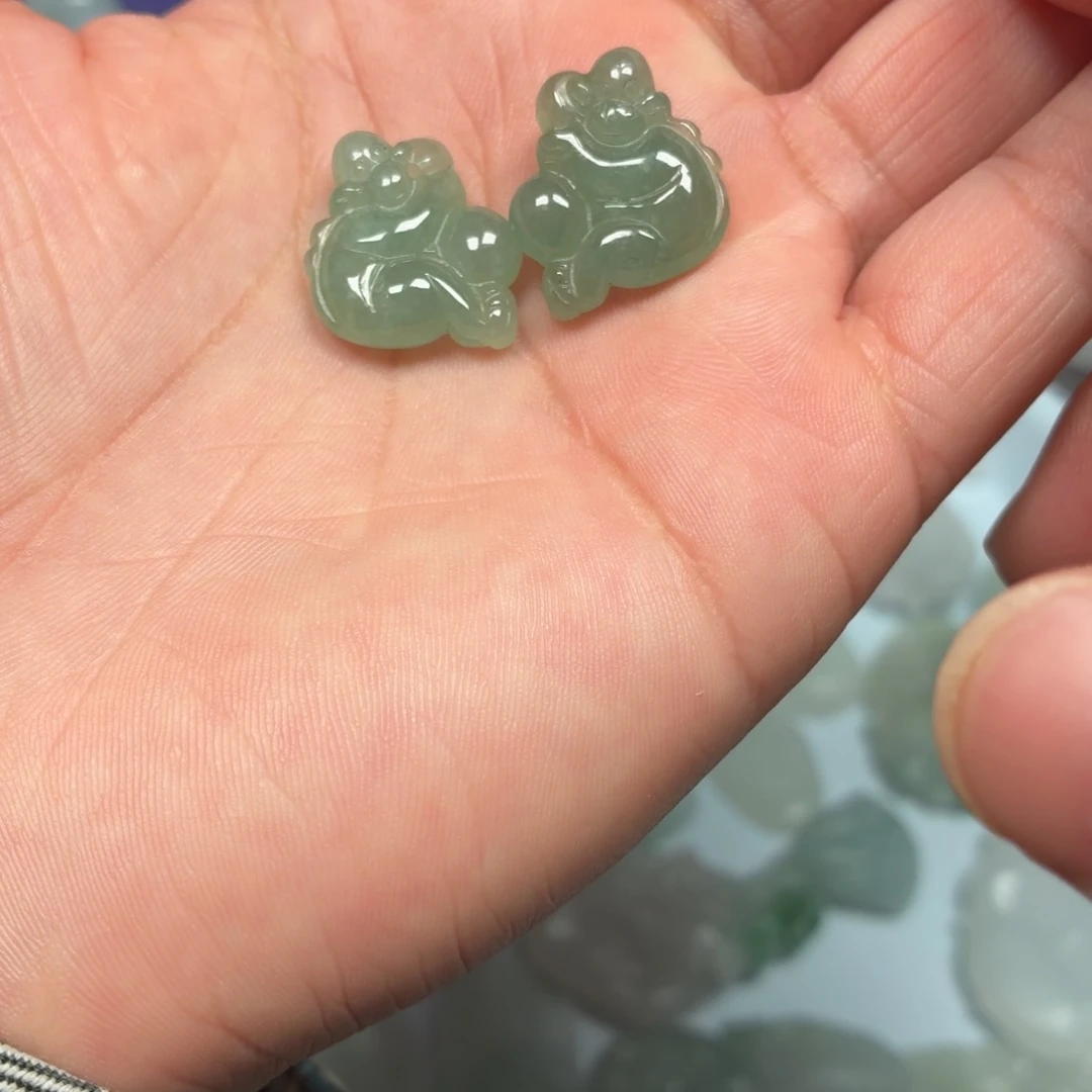 翡翠未镶嵌颈饰猴子一对