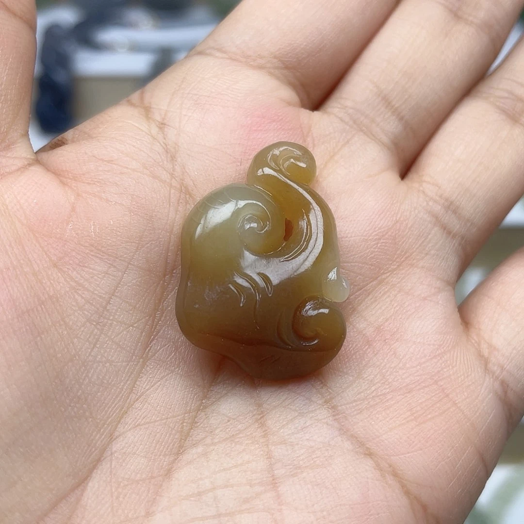 咔***咔和田玉未镶嵌颈饰