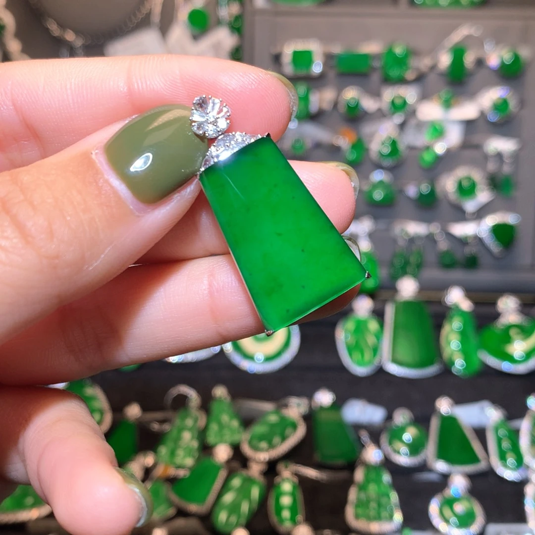 翡翠颈饰18K金镶嵌无事牌