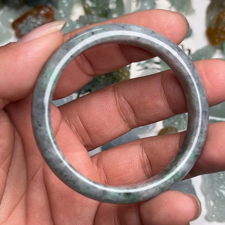 翡翠未镶嵌颈饰手镯