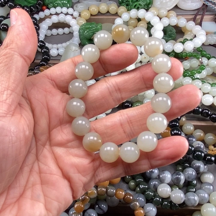 笑***着和田玉未镶嵌挂件