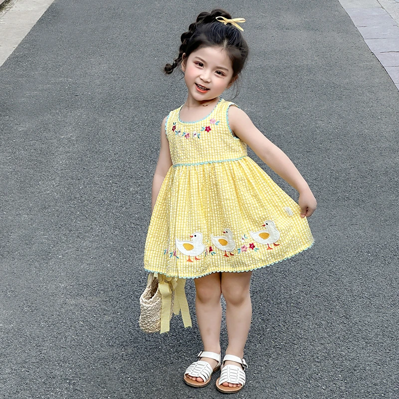女童鹅黄色可爱小鸭子花朵绣花背心裙花边格子连衣裙田园风洋气夏