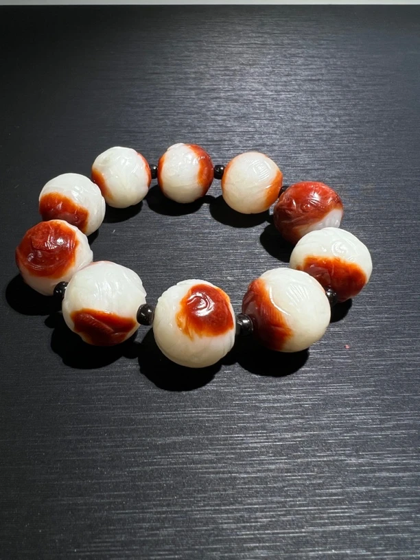 和田玉的玉手串，2.0的，精雕凤鸟，雕刻精美，时尚的手串