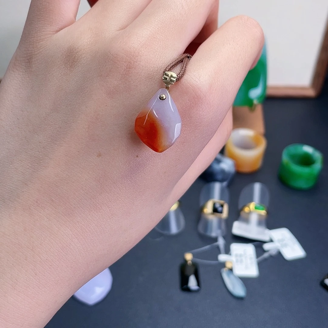 翡翠18K金镶嵌颈饰鸿运当头