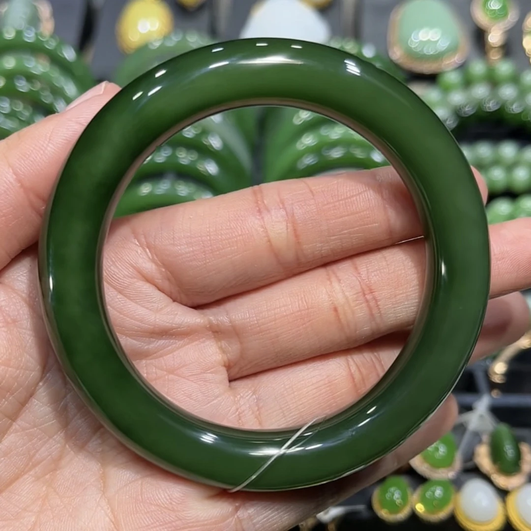 和田玉俄料碧玉辣阳绿手镯54-55圈口