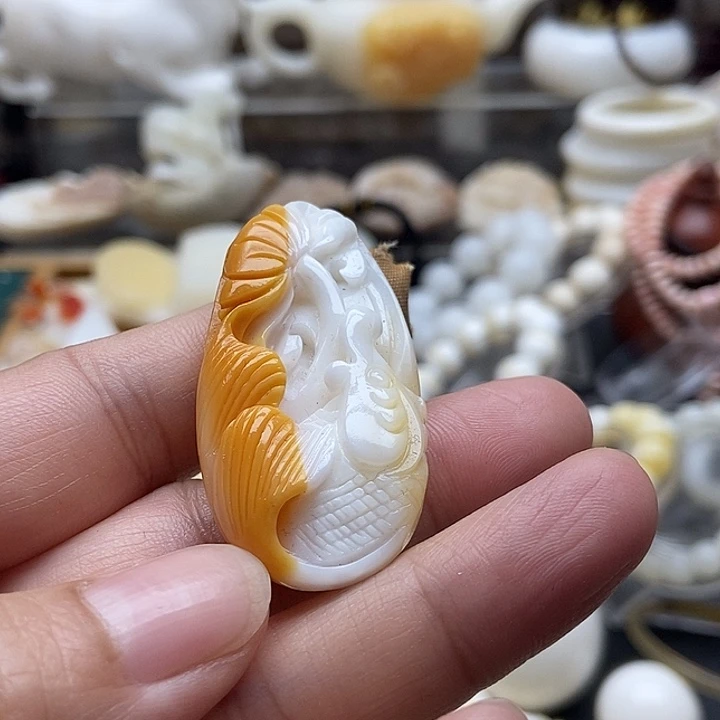 非金属贝壳半红吊坠