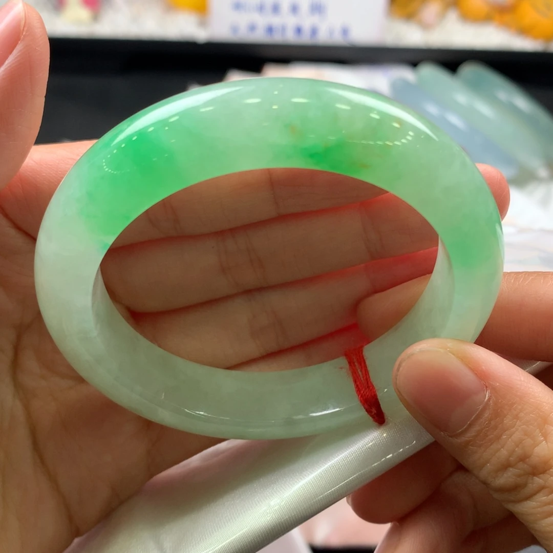 一***落翡翠未镶嵌手镯冰阳绿有石纹
