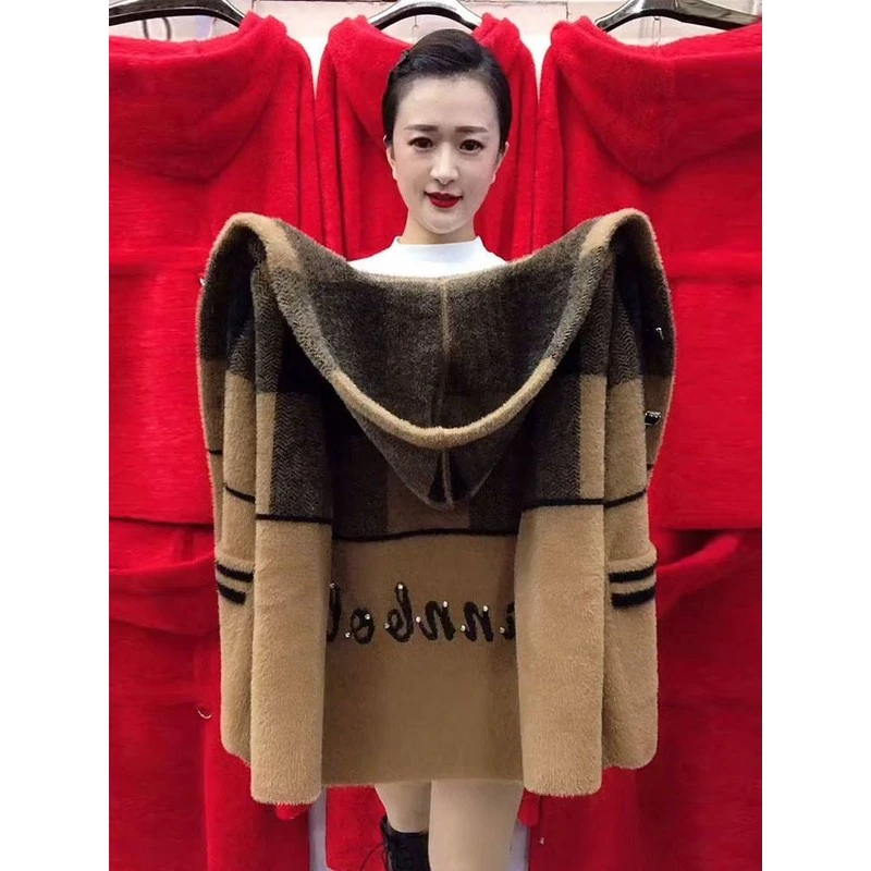 秋冬新款年轻妈妈装水貂绒外套女加厚宽松百搭中老年格子连帽上衣