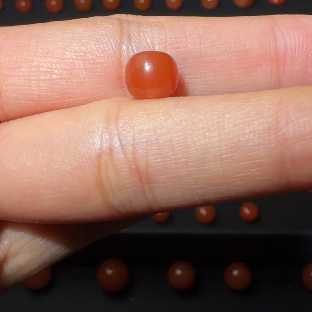 南红玛瑙未镶嵌樱桃红老形有纹8×7