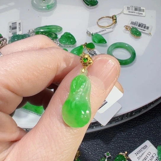 颈饰18K金镶嵌翡翠