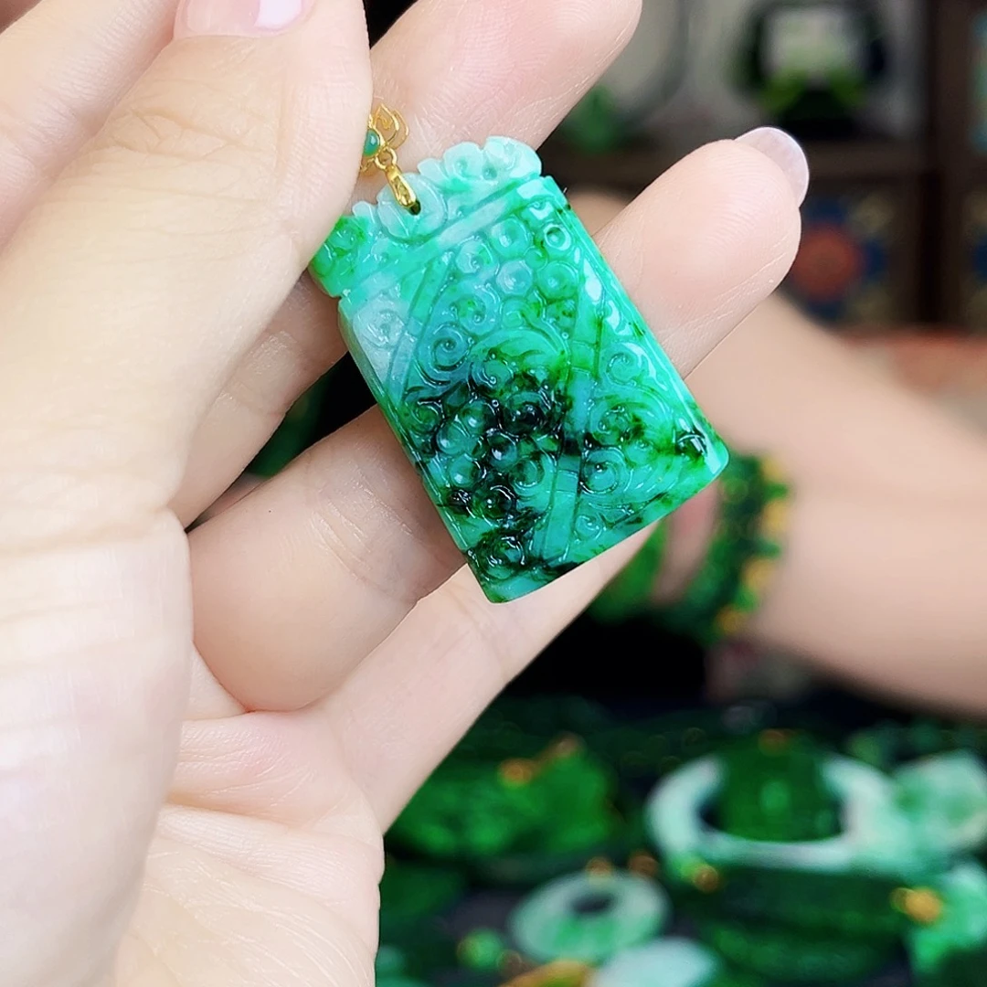 翡翠18K金镶嵌颈饰多样性