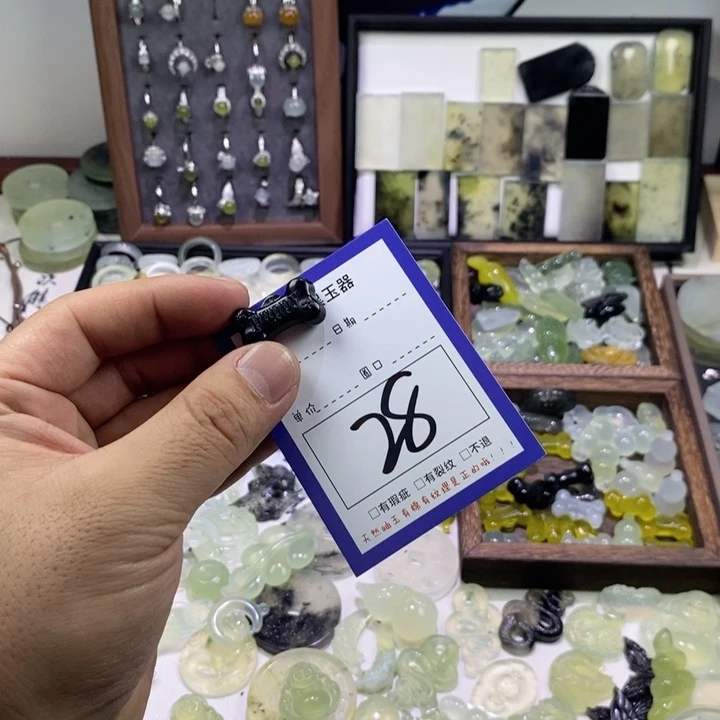 蛇纹石玉颈饰未镶嵌摸****?