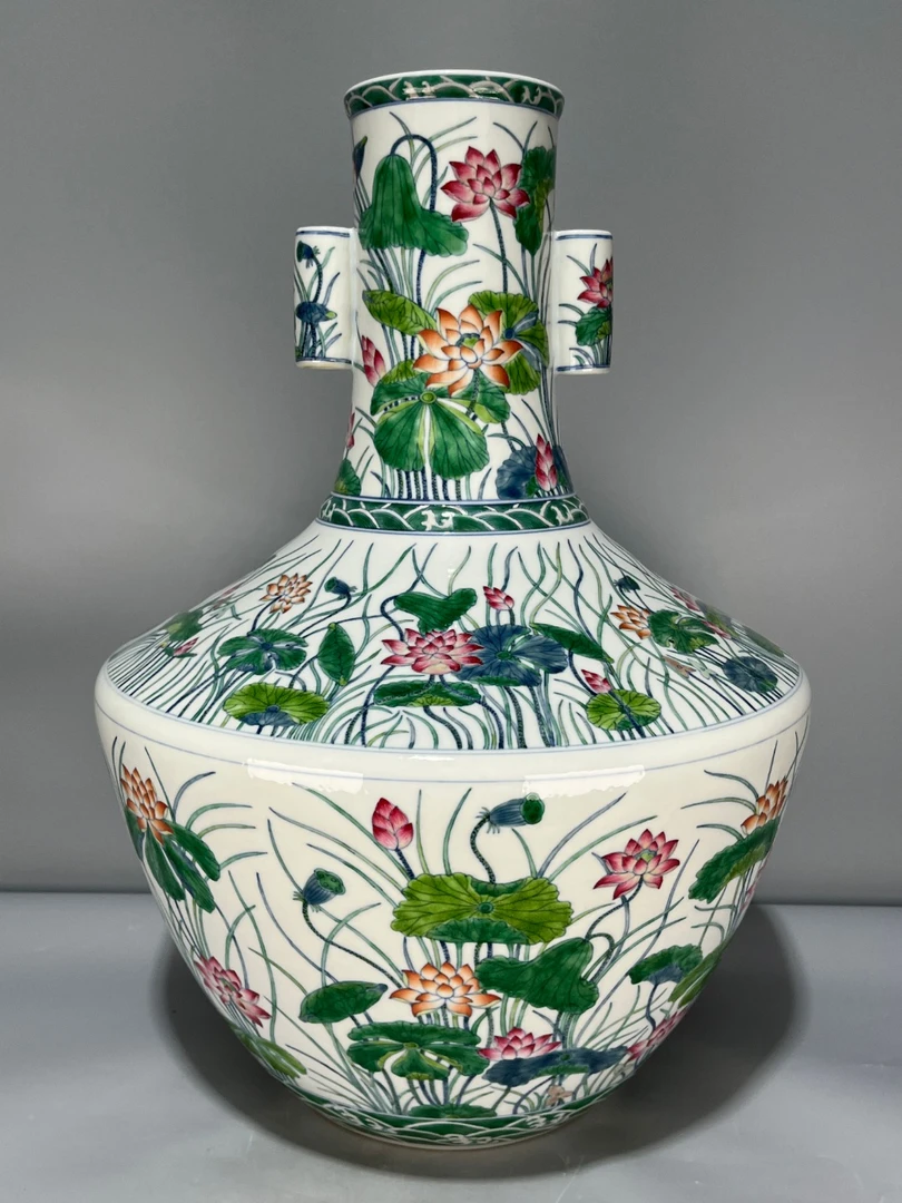 当代仿制 仿古大清乾隆年制青花斗彩荷花纹贯耳瓶