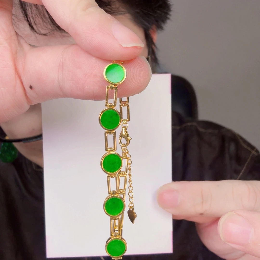 翡翠未镶嵌颈饰一件