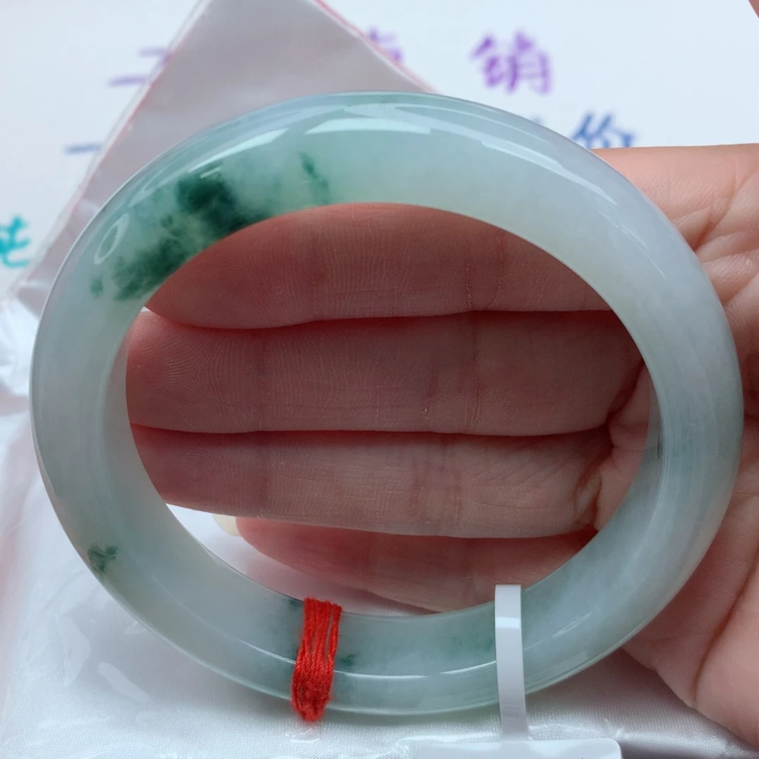 翡翠手镯未镶嵌61.5圈 飘绿花 水润感