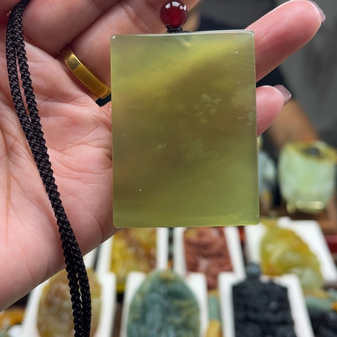 蛇纹石玉未镶嵌颈饰挂件