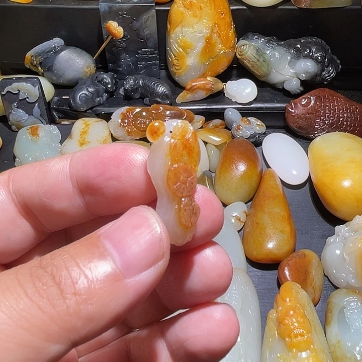 颈饰未镶嵌和田玉（糖玉）