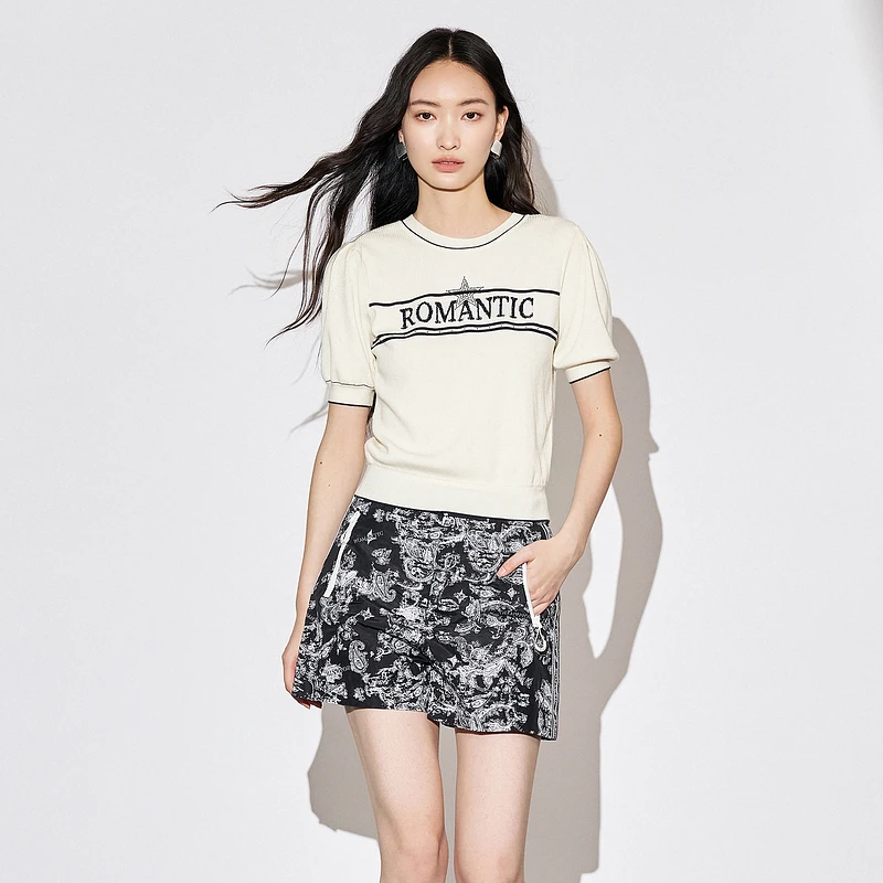 XG雪歌米白撞色时尚百搭毛针织衫秋季新款钉珠绣花短袖上衣女