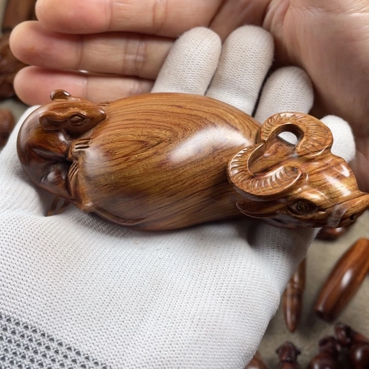 用***3黄花梨/降香黄檀牛转乾坤把件