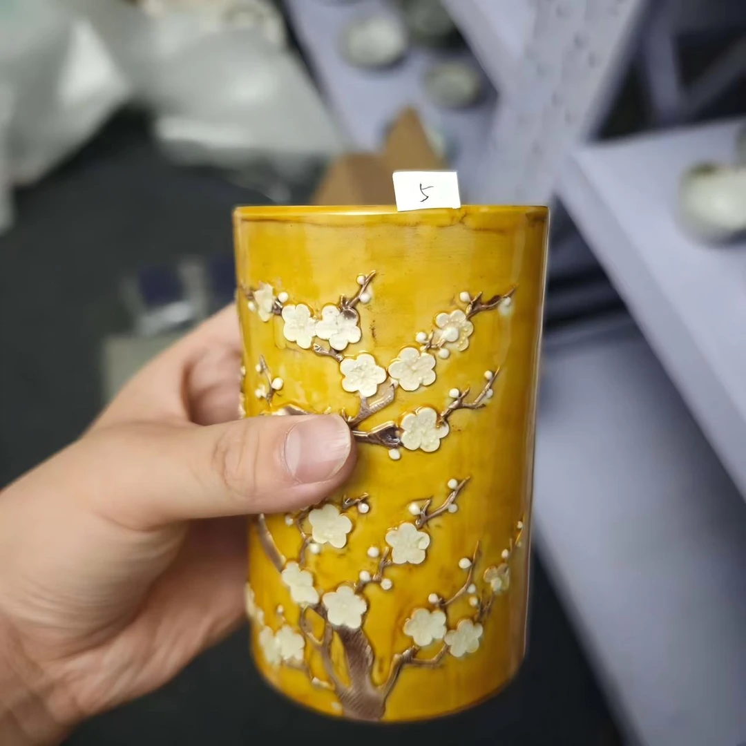 LABC251109005【十竹斋】民国黄釉堆瓷寒梅笔筒