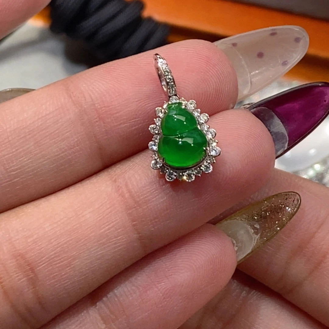 翡翠18K金镶嵌颈饰葫芦