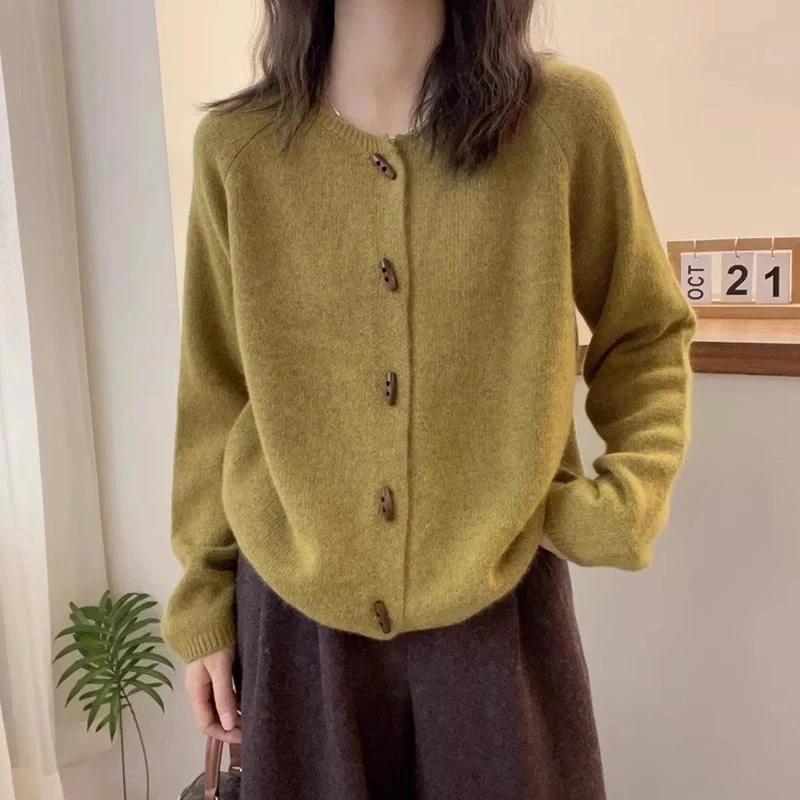 慵懒风牛角扣毛衣外套女2025年春季新款宽松显瘦轻熟风针织衫上衣