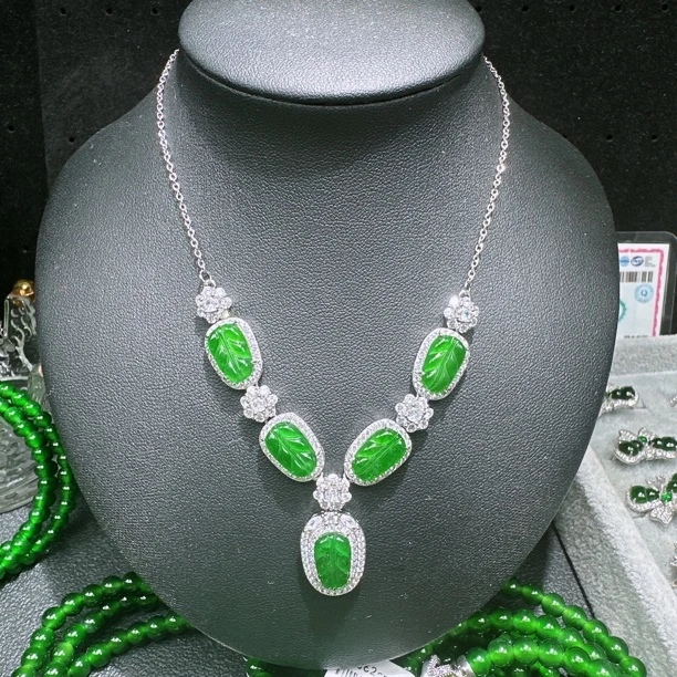 终身保A天然A货翡翠冰种辣阳绿色叶子镶嵌耳饰款A货