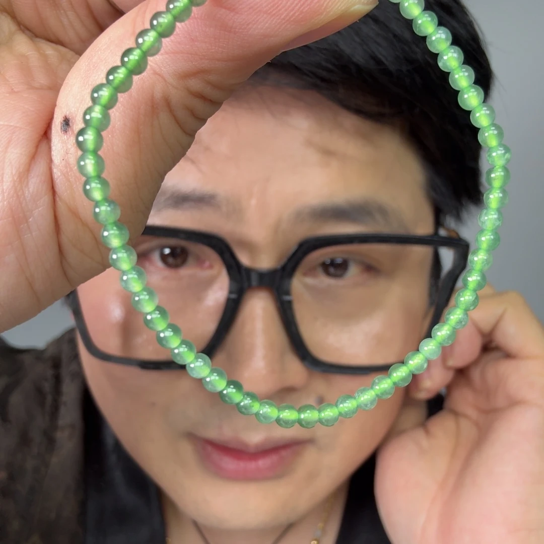 翡翠未镶嵌颈饰一件