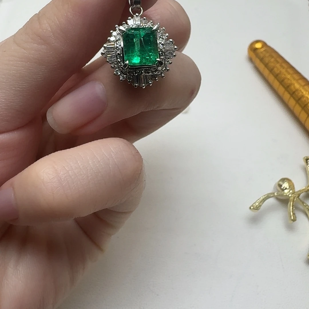 颈饰祖母绿未镶嵌