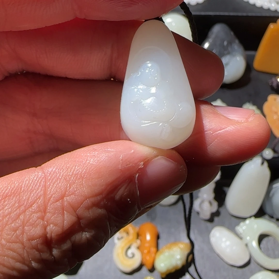 和田玉颈饰未镶嵌和**尘