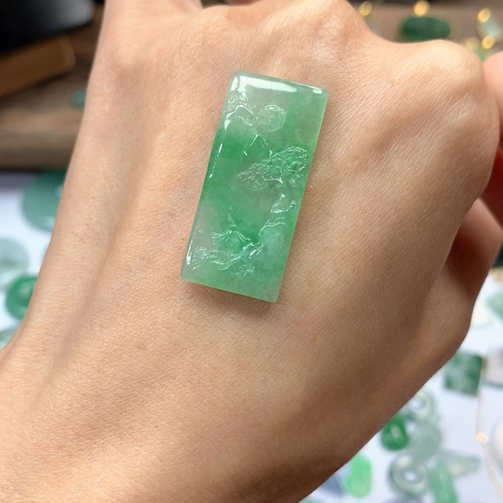 翡翠颈饰未镶嵌山水