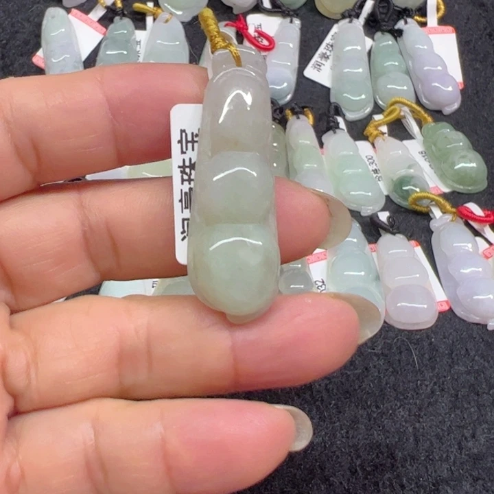 翡翠未镶嵌颈饰富贵豆的含义儿孙满堂