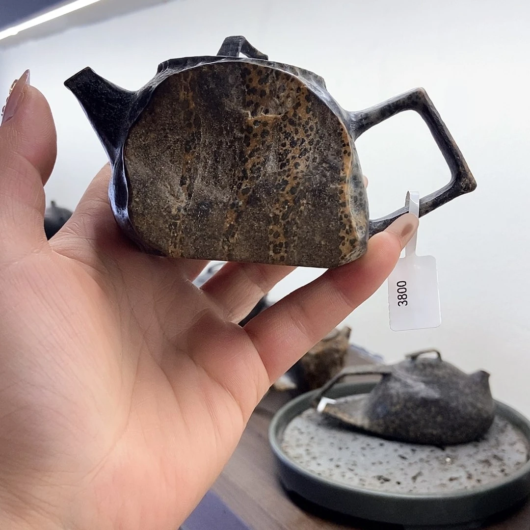 天然冰碛岩带原皮黄豹透光壶150cc