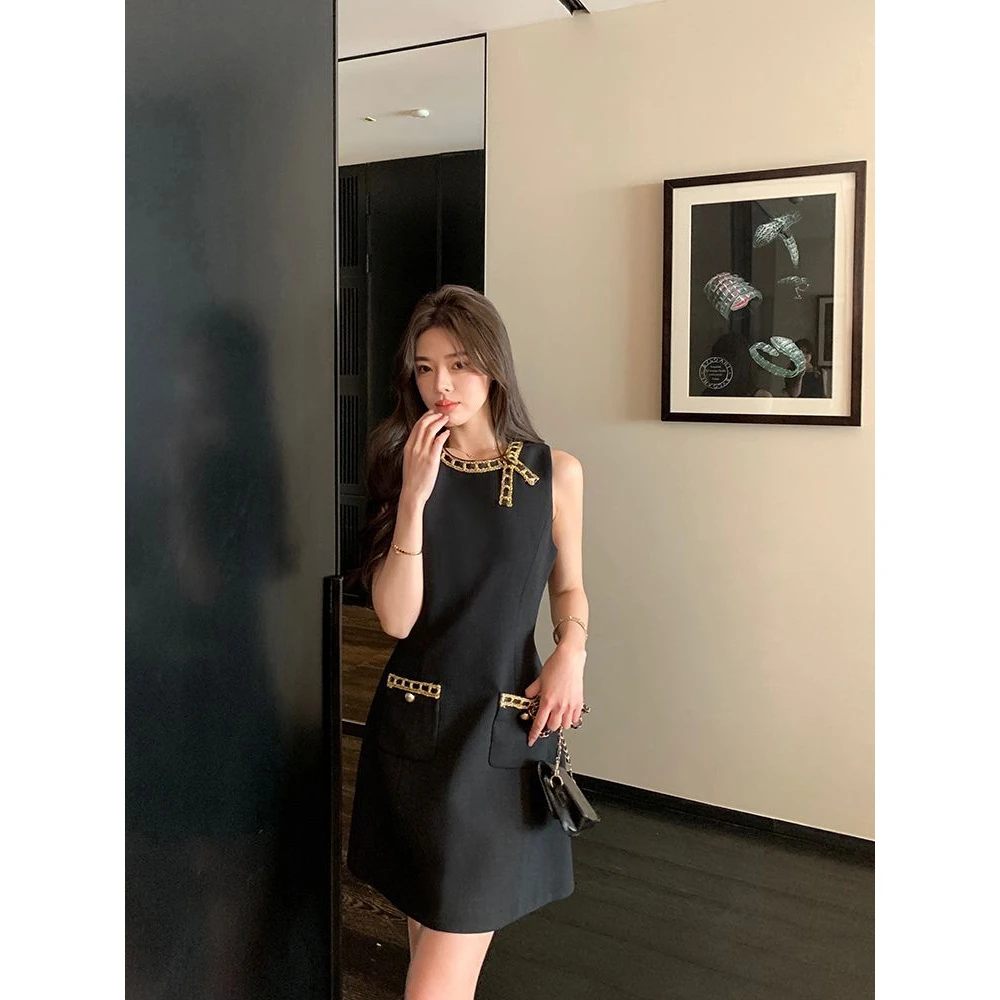 新款夏季亮丝名媛设计感显瘦系无袖圆领小黑裙字千金风广东省