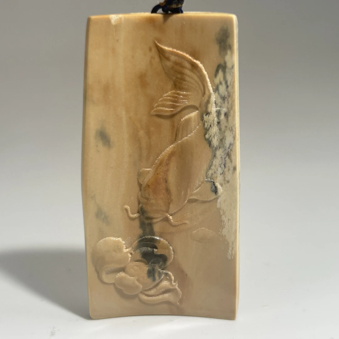 猛犸牙雕冰咖年年有余吊坠55*28*5mm假一罚四X2018