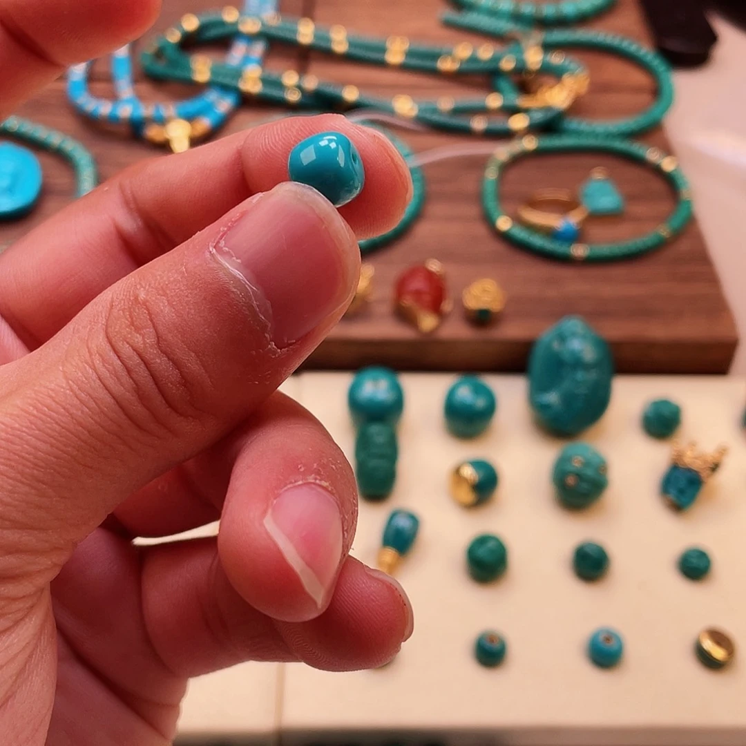 绿松石颈饰未镶嵌