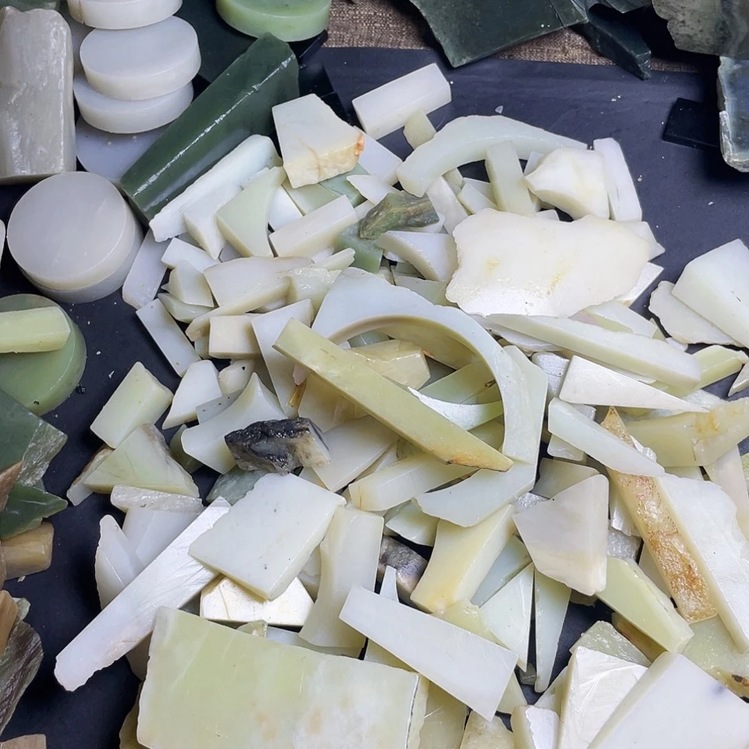 e***超和田玉（糖玉）未镶嵌颈饰