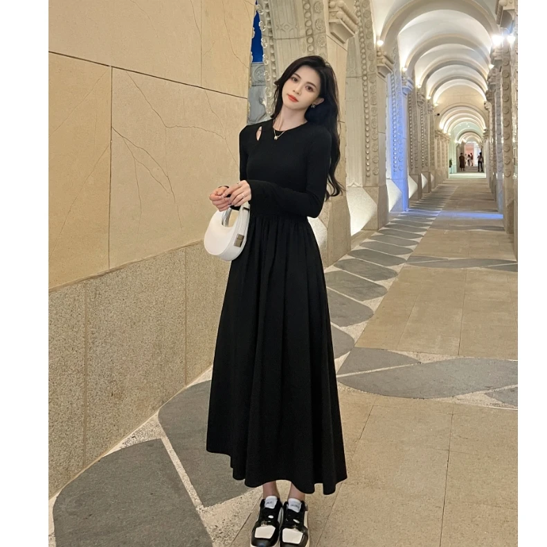 赫本风镂空黑色连衣裙长袖春秋设计感小众收腰显瘦气质内搭长裙子