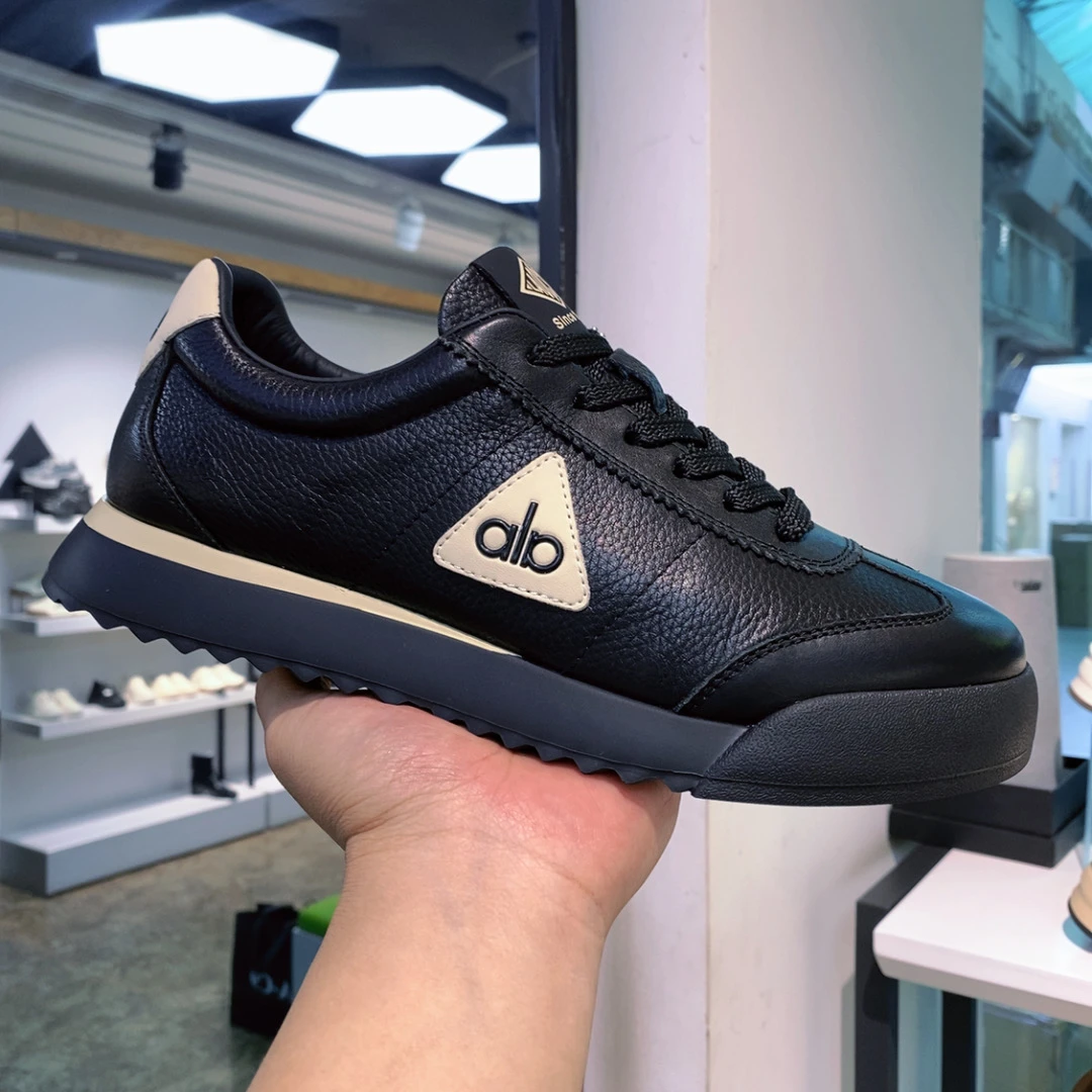 男鞋春秋款真皮2025透气字母板鞋时尚休闲软底阿甘鞋运动风皮鞋