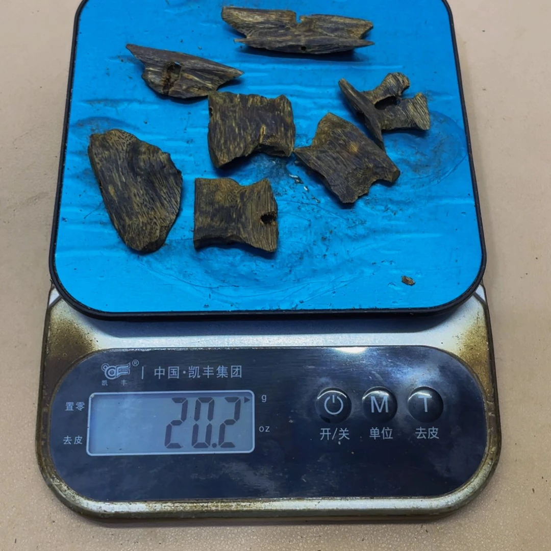 沉香碎屑沉香飘红骨凹身高油块料20克