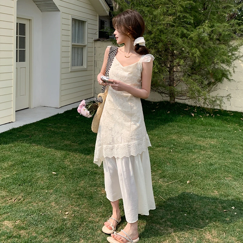 蕾丝拼接显瘦米色无袖连衣裙女夏2025新款甜美减龄独特漂亮背心裙
